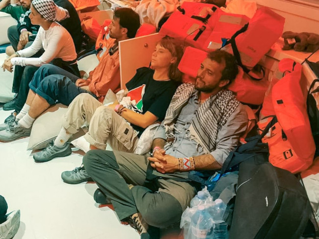 Aktivis asal Swedia Greta Thunberg saat ditangkap militer Israel. (X Israelmfa)